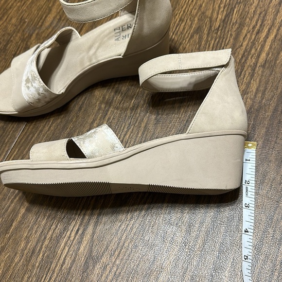 Naturalizer Women's Theron Beige/ Gold Wedge Sandals, Size 9 - Picture 12 of 13